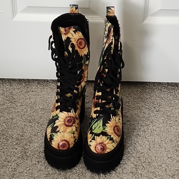 Petal to the metal CURRENT MOOD combat boots from Dollskill - Picture 2 of 12